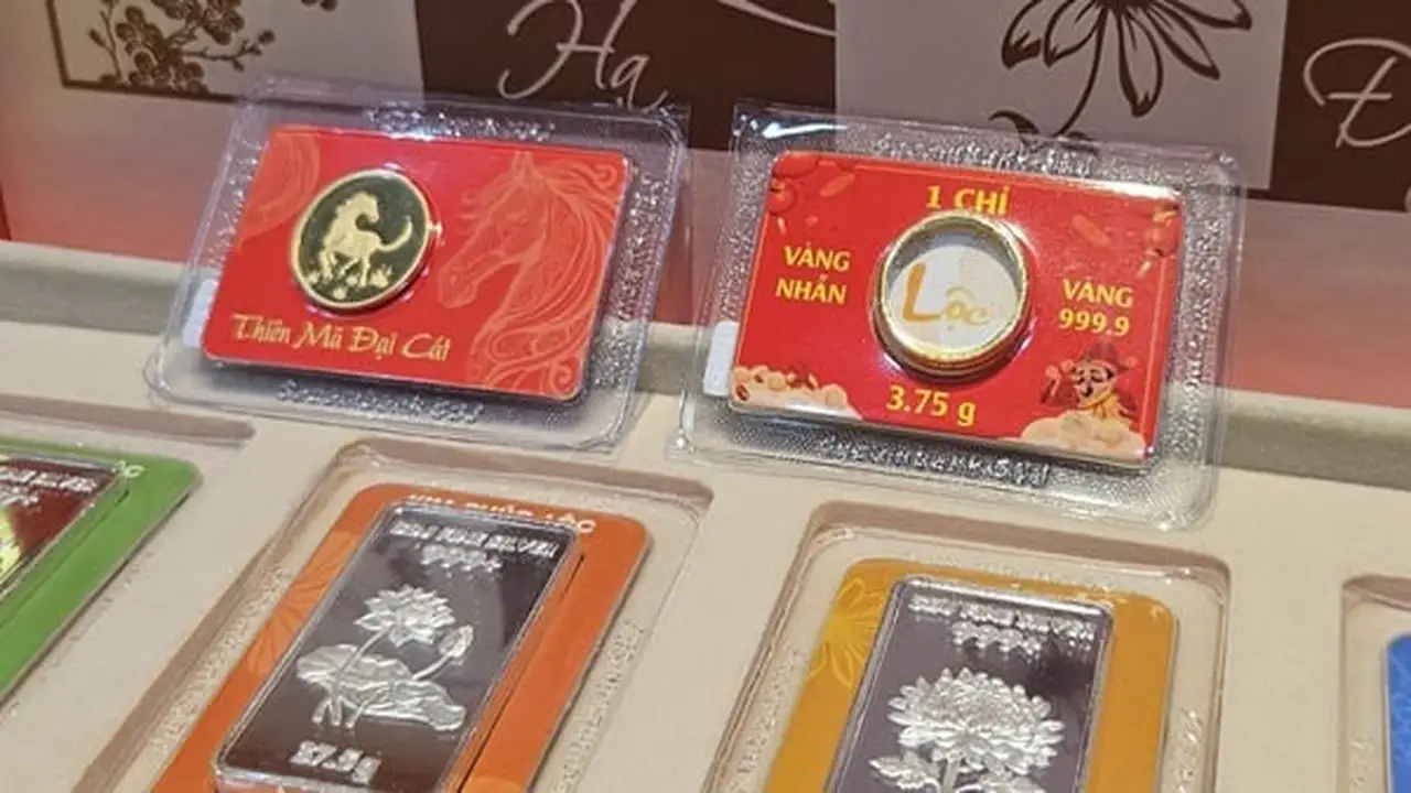 انخفاض سعر سبائك وخواتم الذهب لدى شركة SJC بمقدار 2.5 مليون دونغ